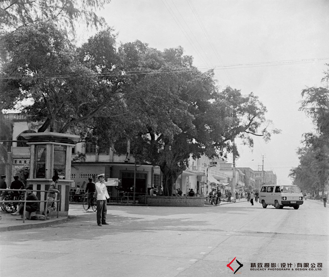 2-70年代凤凰路榕树头-李志均.jpg
