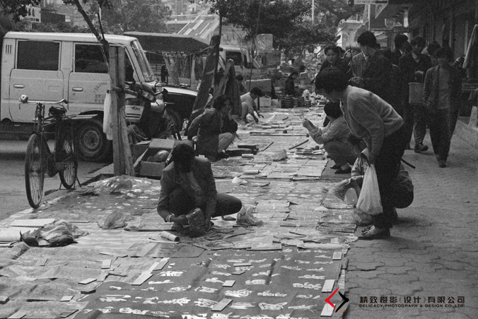 路边卖对联、门贴的地摊-李志均.jpg