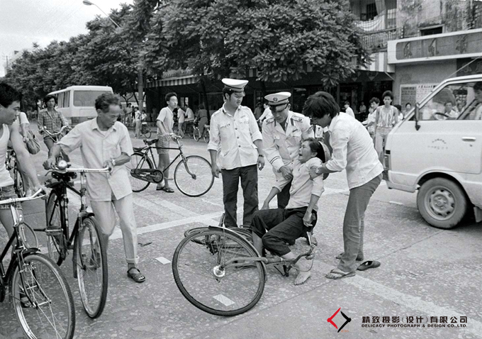 凤凰路-1990年秋,交通民警帮忙扶起骑自行车不慎跌倒的群众.jpg